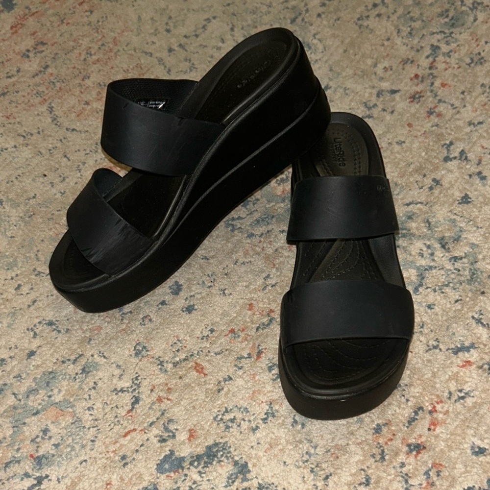 CROCS Women's Brooklyn Mid Wedge Sandals Black